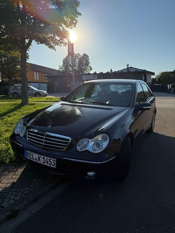 Blau Gebraucht 2004 Mercedes C220 Avantgarde Limousine | 3.990 € (Teuer) - Bild 1/4