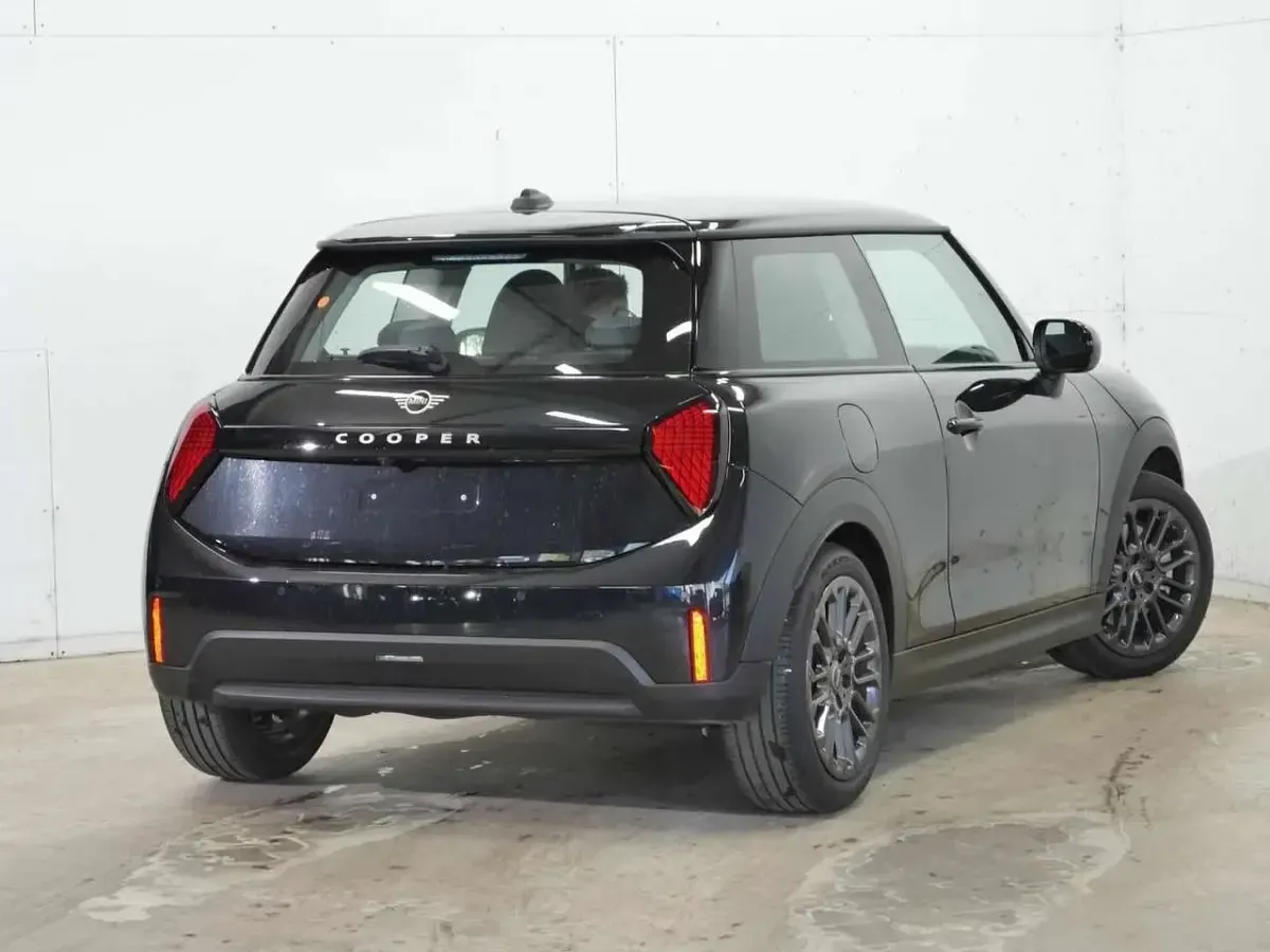 Używany Mini Cooper Classic 114 kW (156 KM) 2025 Czarny Hatchback