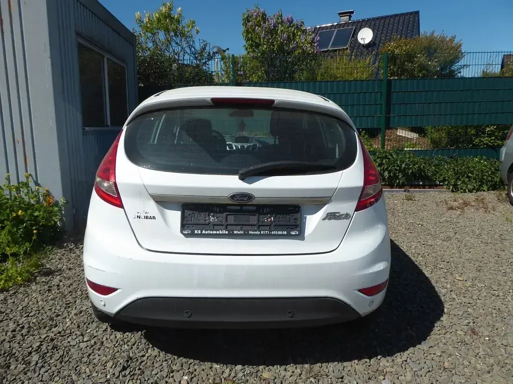 Usata Ford Fiesta Titanium 82 CV (60 kW) 2010 Bianco Berlina
