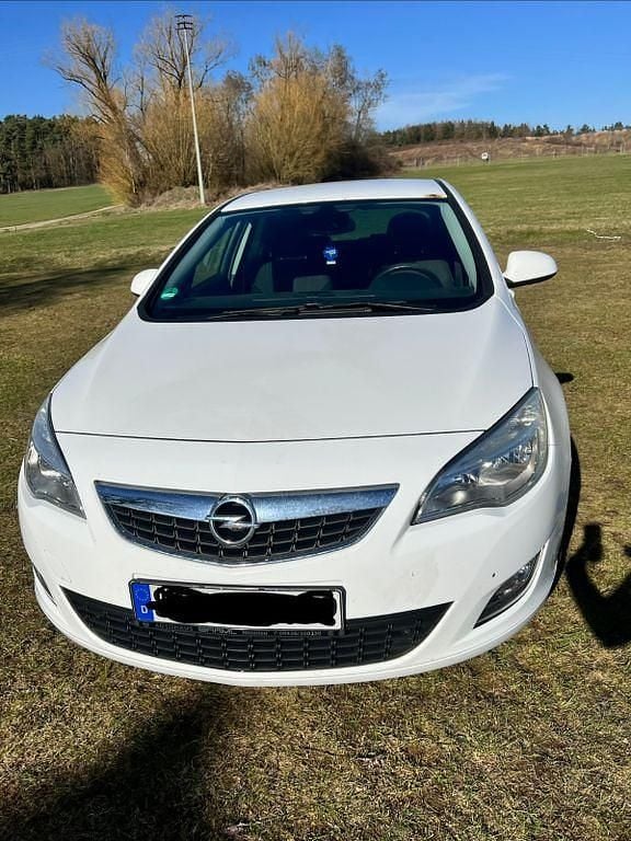 Gebraucht Opel Astra Color Edition 140 PS (102 kW) 2012 Weiß Limousine