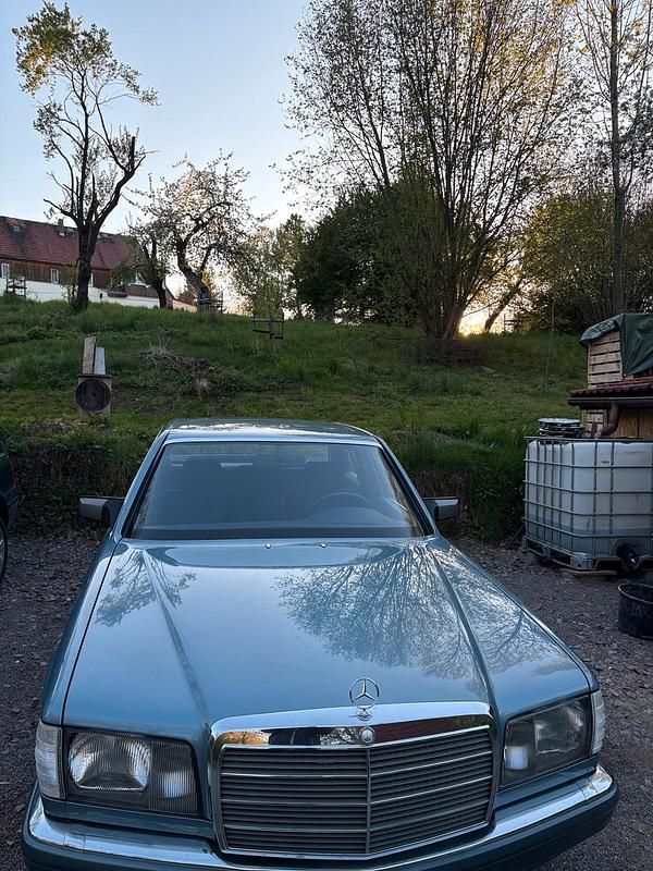 Blau Gebraucht 1987 Mercedes E300 Limousine | 14.000 € - Bild 1/4