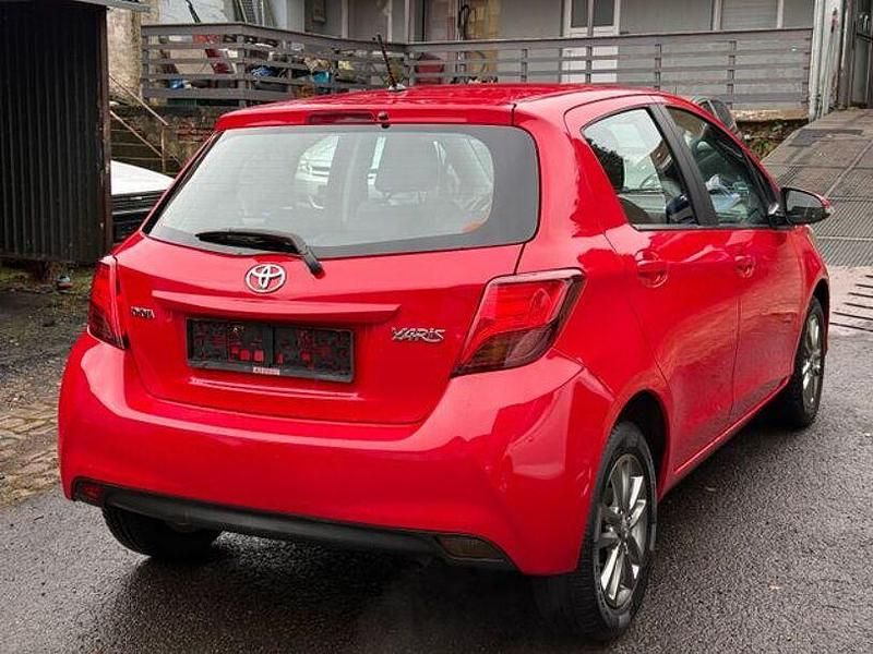 Gebraucht Toyota Yaris Comfort 99 PS (72 kW) 2015 Rot Kleinwagen