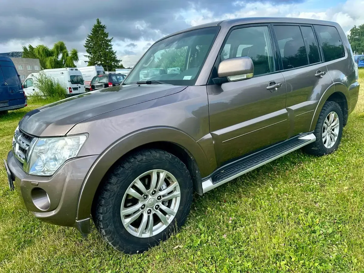 Gebraucht Mitsubishi Pajero Intense 200 PS (147 kW) 2014 Braun SUV