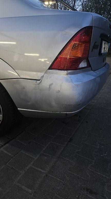 Second-hand Ford Focus 101 CP (74 kW) 2001 Argintiu Berlinǎ