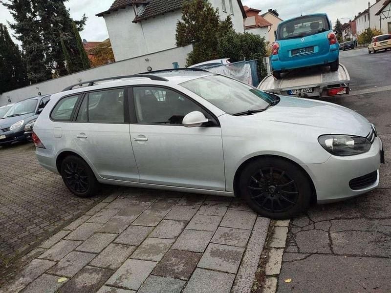 Gebraucht VW Golf VI Trendline 105 PS (77 kW) 2011 Reflexsilber metallic Kleinwagen