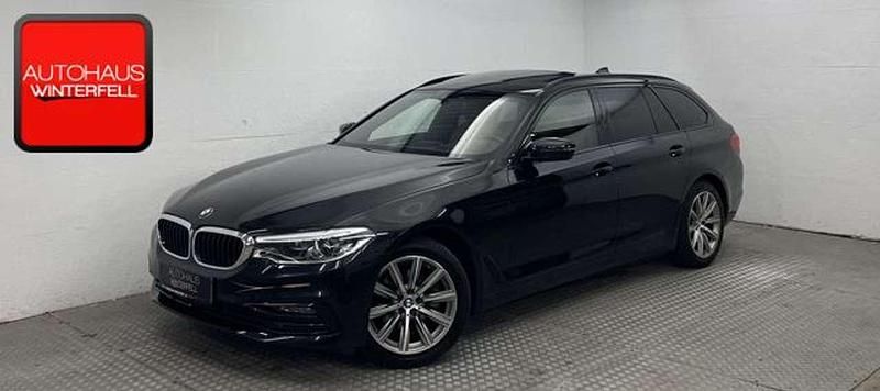 Black sapphire Gebraucht 2019 BMW 520 Sport Line Kombi | 24.400 € (Fairer Preis) - Bild 1/4