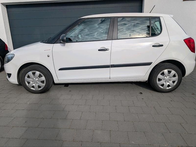 Gebraucht Skoda Fabia 65 PS (47 kW) 2012 Weiß Kleinwagen