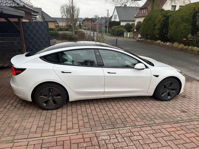 Gebraucht Tesla Model 3 Standard Range 239 kW (325 PS) 2021 Weiß Limousine