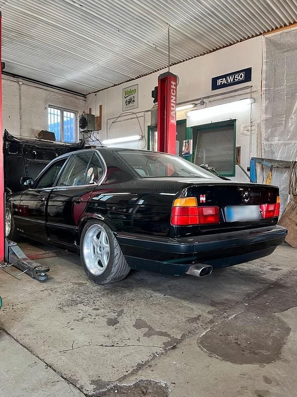 Second-hand BMW 525 Performance 192 CP (141 kW) 1990 Negru Berlinǎ