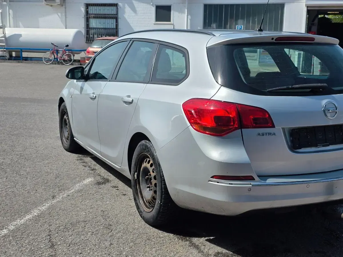 Gebraucht Opel Astra Edition 110 PS (80 kW) 2013 Silber Kombi