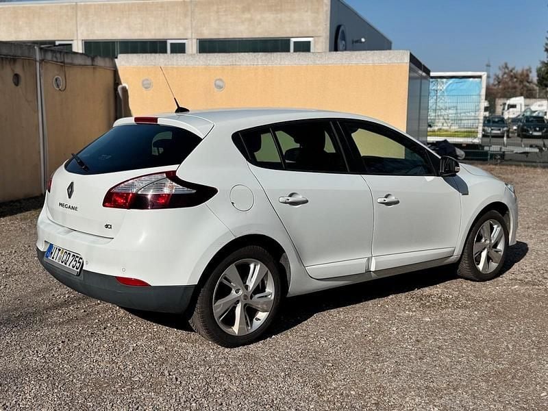 Gebraucht Renault Mégane III 102 PS (75 kW) 2015 Weiß Kleinwagen
