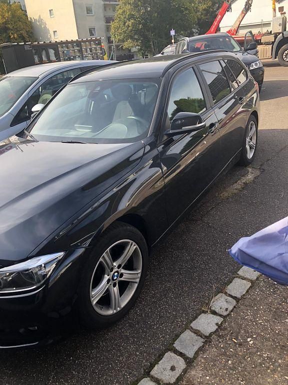 Schwarz Gebraucht 2018 BMW 330 Advantage Kombi | 11.500 € (Etwas zu teuer) - Bild 1/4