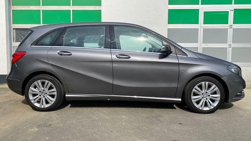 Grau Gebraucht 2014 Mercedes 180 Limousine | 14.750 € (Superpreis) - Bild 1/4