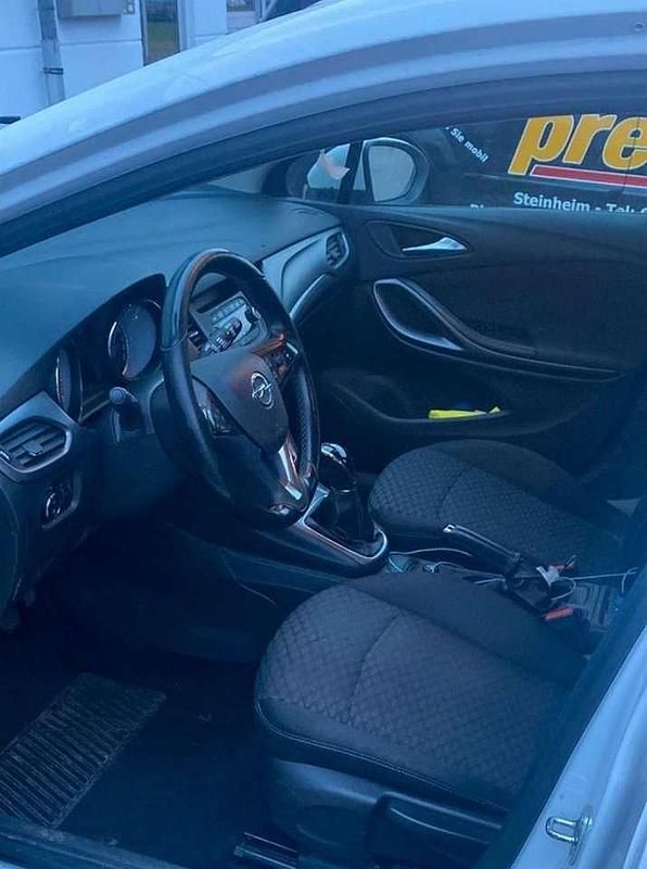 Gebraucht Opel Astra Innovation 105 PS (77 kW) 2015 Weiß Limousine