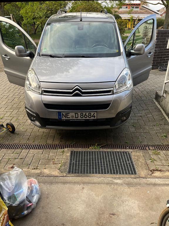 Grau Gebraucht 2018 Citroën Berlingo Van / Kleinbus | 9.400 € (Guter Preis) - Bild 1/4