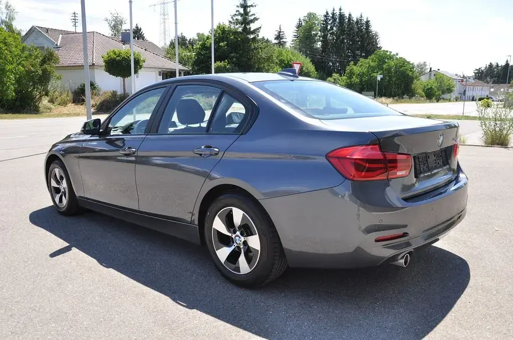 Gebraucht BMW 318 Advantage 150 PS (110 kW) 2016 Grau Limousine