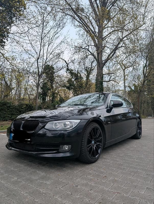 Gebraucht BMW 320 170 PS (125 kW) 2011 Schwarz Coupé