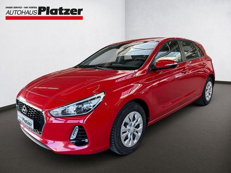 Gebraucht Hyundai i30 Select 120 PS (88 kW) 2017 Rot Limousine
