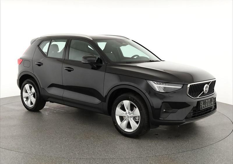 Vapour grey metallic Neu 2025 Volvo XC40 Core SUV | 38.584 € (Superpreis) - Bild 1/4