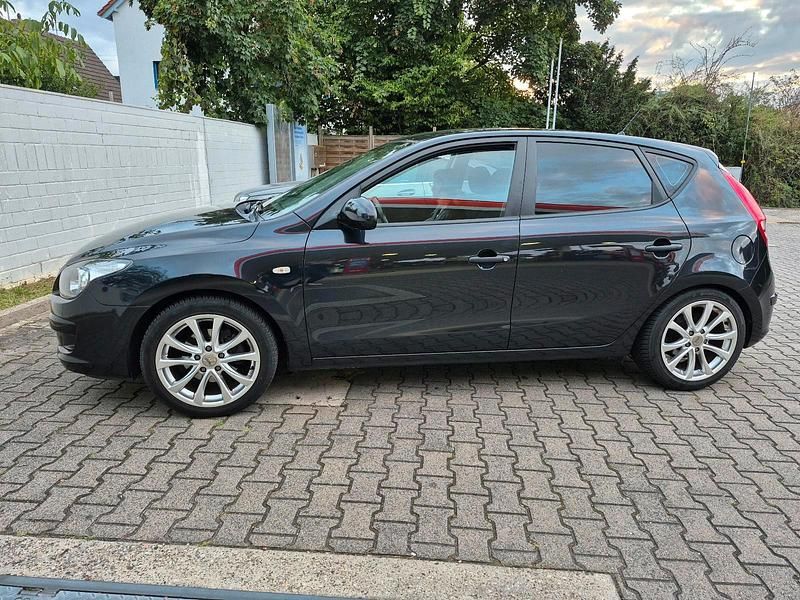 Schwarz Gebraucht 2009 Hyundai i30 Edition+ Limousine | 4.999 € (Fairer Preis) - Bild 1/4