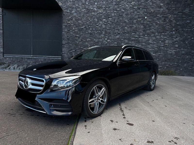 Schwarz Gebraucht 2018 Mercedes E220 AMG Kombi | 20.199 € (Fairer Preis) - Bild 1/4