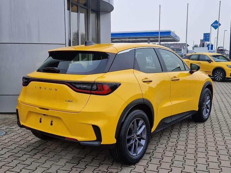 Neu Lexus LBX 136 PS (100 kW) 2026 Sonnengelb SUV