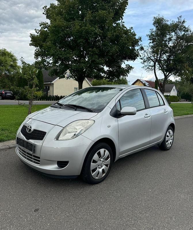 Grau Gebraucht 2008 Toyota Yaris Kleinwagen | 3.850 € (Fairer Preis) - Bild 1/4