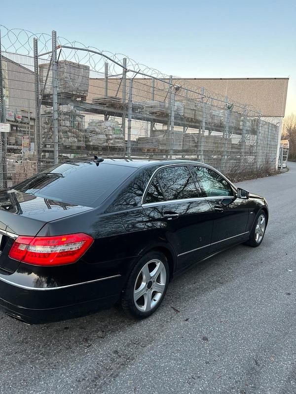 Gebraucht Mercedes E220 170 PS (125 kW) 2011 Schwarz Limousine