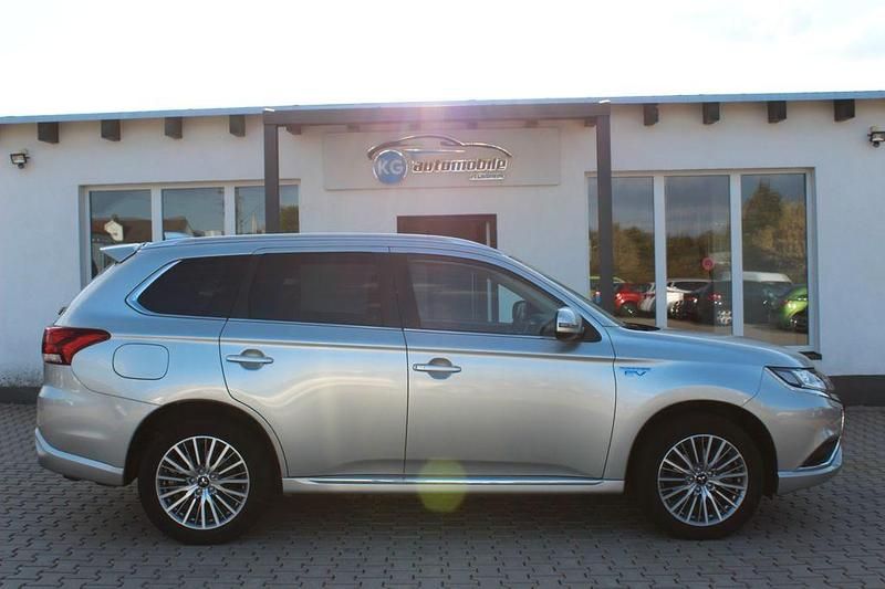 Gebraucht Mitsubishi Outlander P-HEV Basis 224 PS (164 kW) 2021 Silber SUV