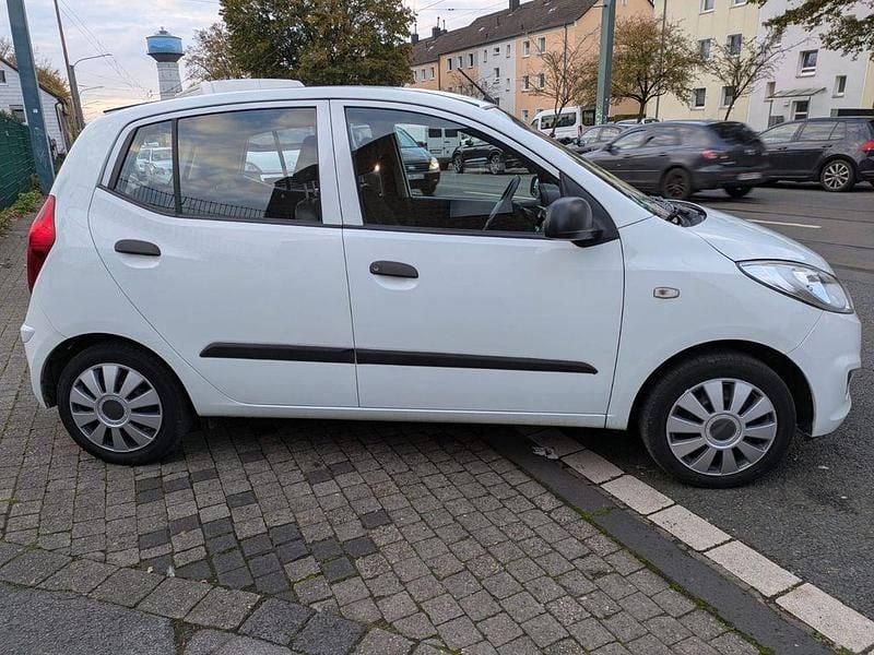 Gebraucht Hyundai i10 Edition 69 PS (50 kW) 2012 Weiß Kleinwagen