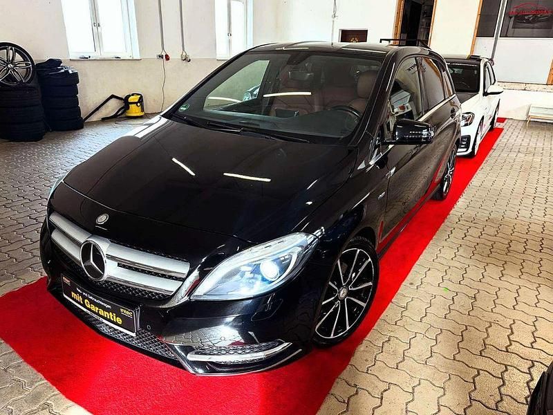Schwarz Gebraucht 2012 Mercedes B200 Edition 1 Van / Kleinbus | 11.990 € (Etwas zu teuer) - Bild 1/4