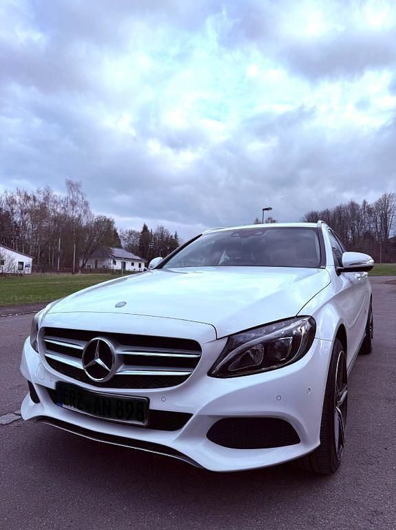 Gebraucht Mercedes C220 170 PS (125 kW) 2015 Weiß Limousine