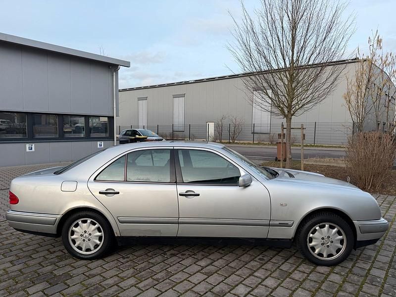 Gebraucht Mercedes E280 Elegance 204 PS (150 kW) 1998 Silber Limousine