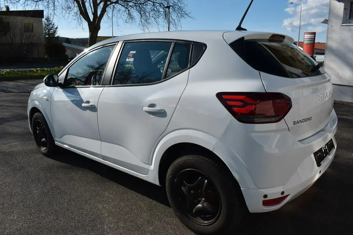 Używany Dacia Sandero Expression 101 KM (74 kW) 2024 Biały Hatchback