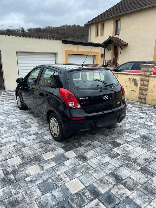 Gebraucht Hyundai i20 75 PS (55 kW) 2013 Schwarz Kleinwagen