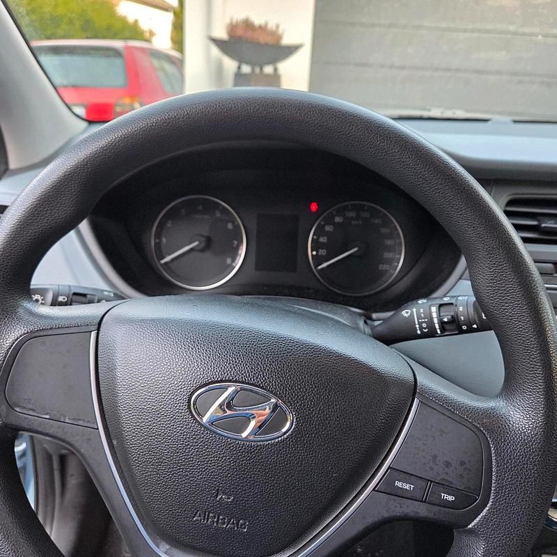 Gebraucht Hyundai i20 75 PS (55 kW) 2015 Blau Kleinwagen