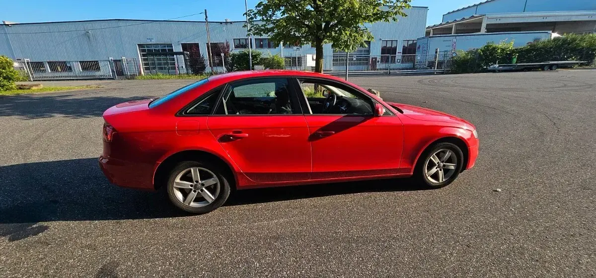 Gebraucht Audi A4 Attraction 120 PS (88 kW) 2010 Rot Limousine