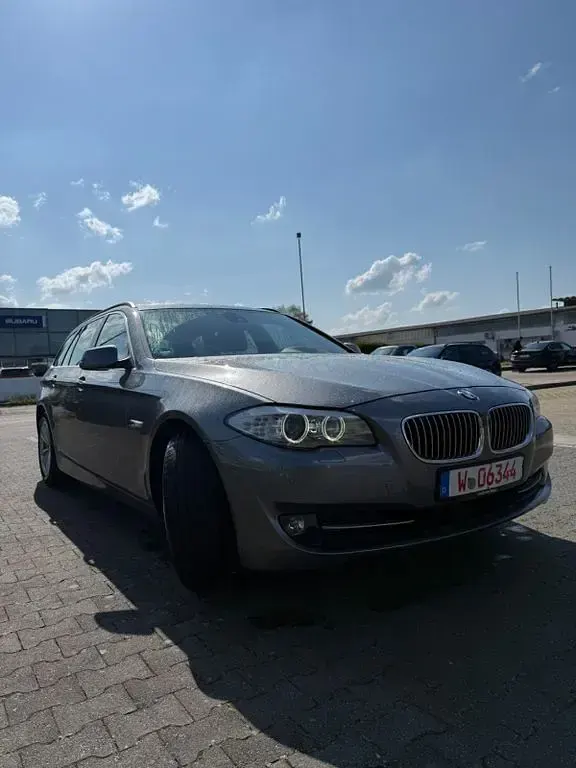 Gebraucht BMW 525 Sport Line 218 PS (160 kW) 2011 Grau Limousine