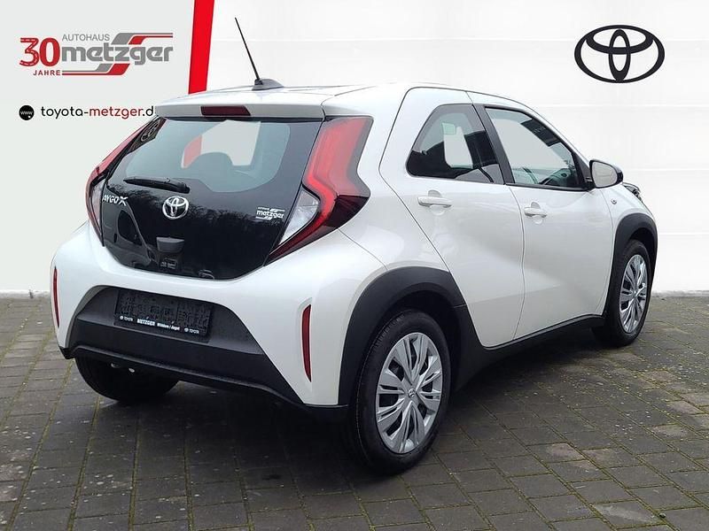Neu Toyota Aygo X Business Edition 72 PS (52 kW) 2025 Weiss SUV