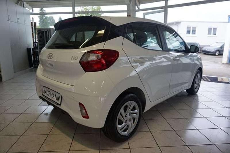 Gebraucht Hyundai i10 Select 63 PS (46 kW) 2024 Atlas white Kleinwagen