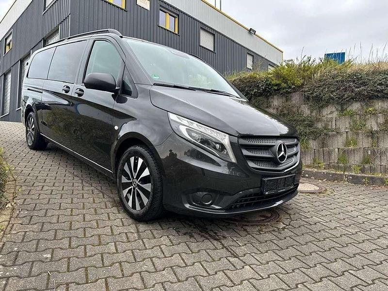 Lackfarbe graphitgrau metallic Gebraucht 2019 Mercedes Vito Van / Kleinbus | 32.900 € (Fairer Preis) - Bild 1/4