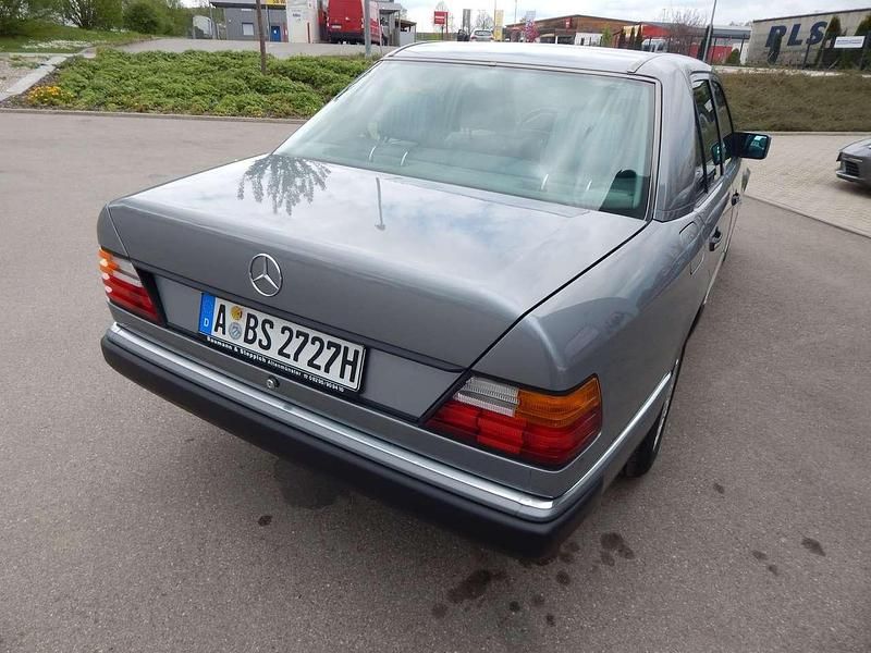 Gebraucht Mercedes E230 132 PS (97 kW) 1991 Grau Limousine