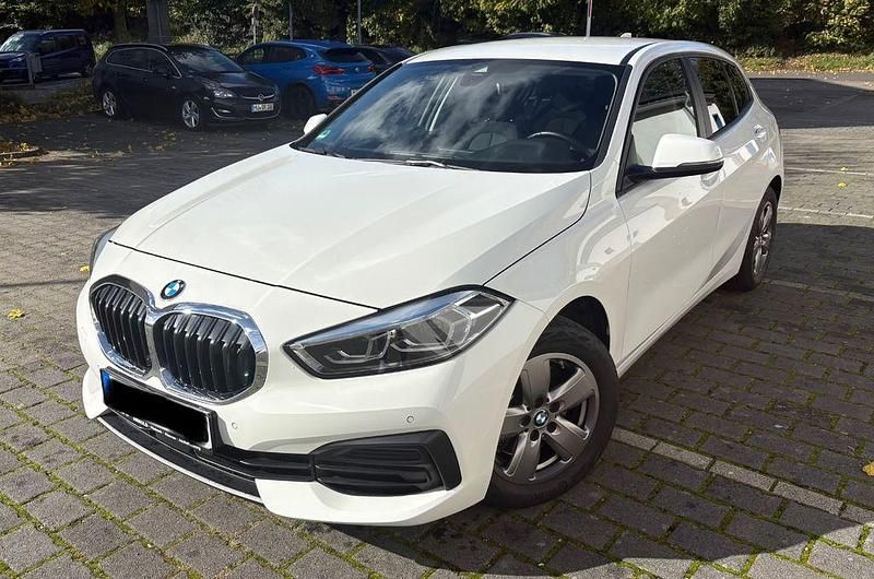 Schwarz Gebraucht 2022 BMW 118 Advantage Kleinwagen | 18.900 € (Fairer Preis) - Bild 1/4