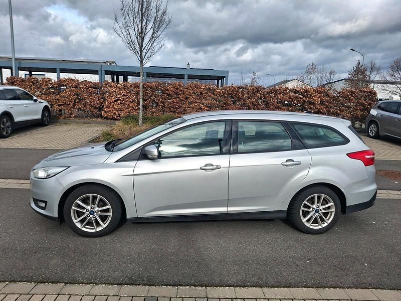 Gebraucht Ford Focus Trend 125 PS (91 kW) 2017 Silber Kombi