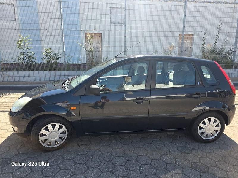 Schwarz Gebraucht 2002 Ford Fiesta Ghia Kleinwagen | 1.249 € (Guter Preis) - Bild 1/4