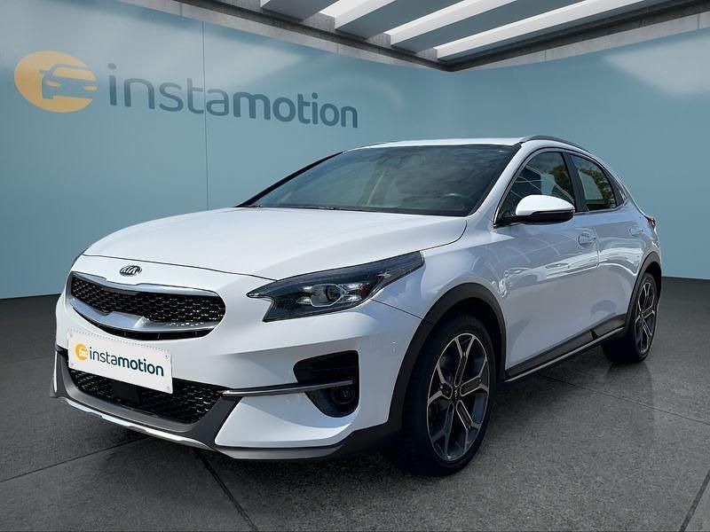 Weiß Gebraucht 2021 Kia XCeed Spirit SUV | 25.149 € (Etwas zu teuer) - Bild 1/4