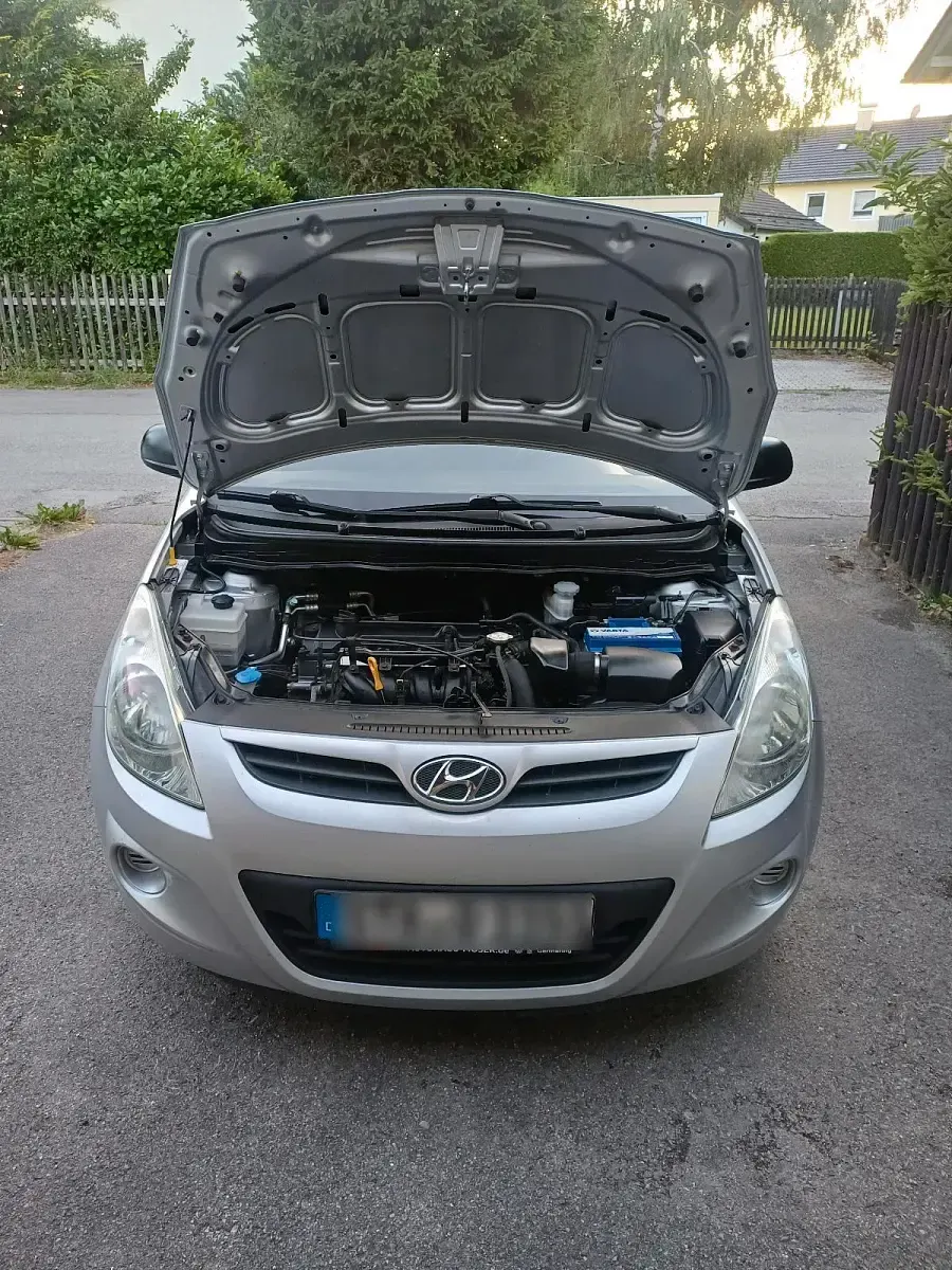 Gebraucht Hyundai i20 77 PS (56 kW) 2009 Silber Kleinwagen