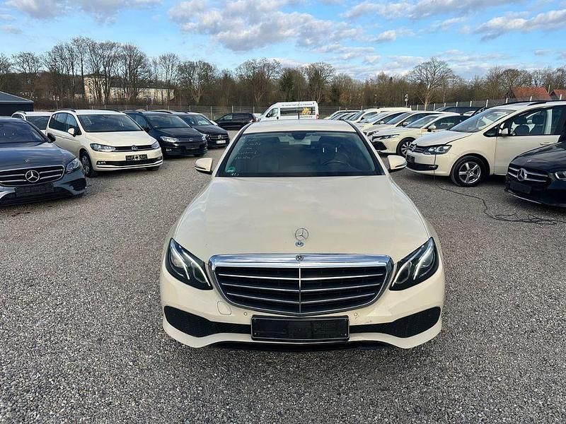 Beige Gebraucht 2020 Mercedes E200 Limousine | 12.499 € - Bild 1/4