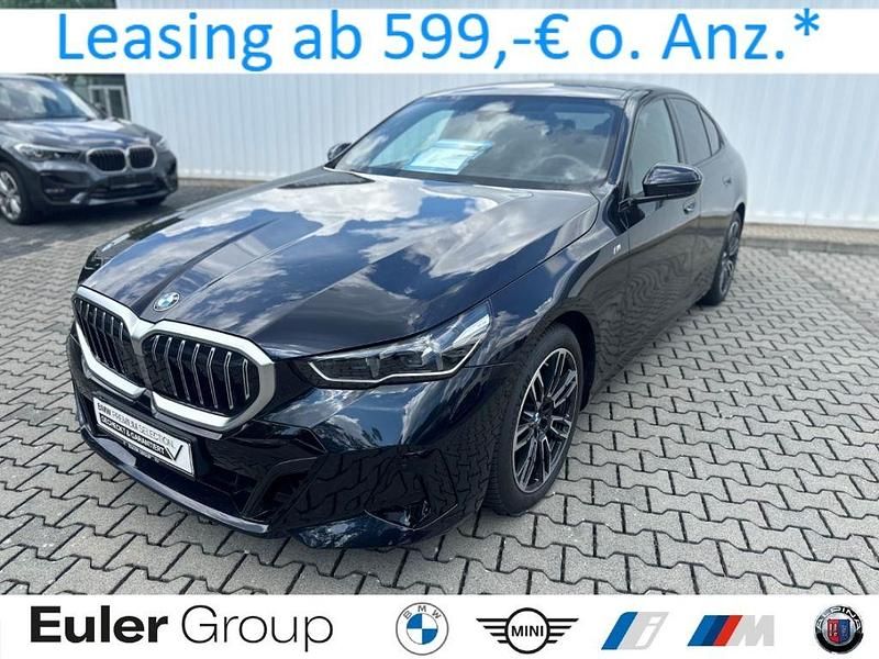 Carbonschwarz metallic Gebraucht 2024 BMW 520 M Sport Limousine | 48.989 € (Guter Preis) - Bild 1/4