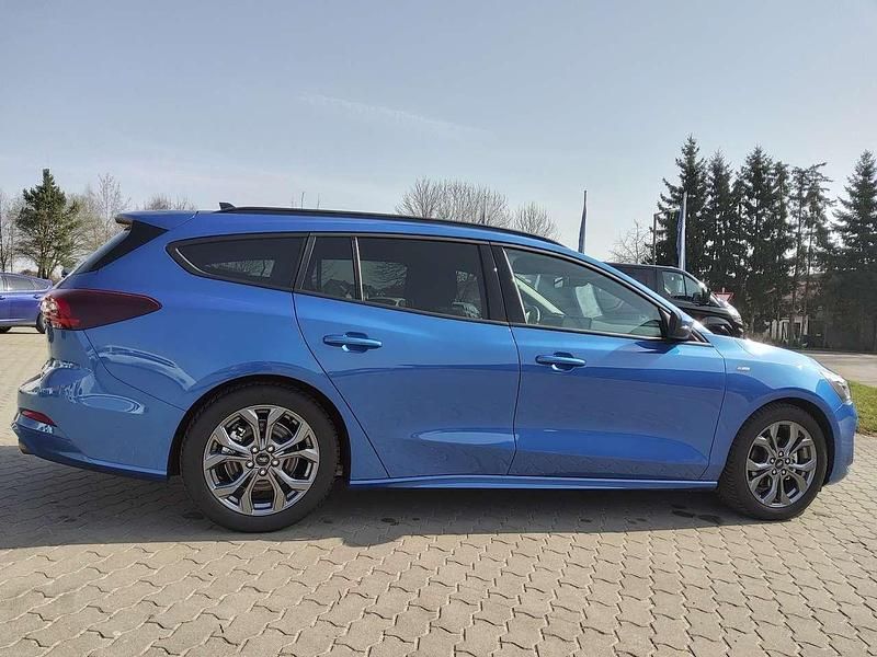 Gebraucht Ford Focus ST-Line 155 PS (114 kW) 2023 Dynamicblau metallic Kombi